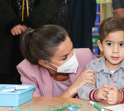 Doña Letizia conversa con un alumno del taller de Ilustración